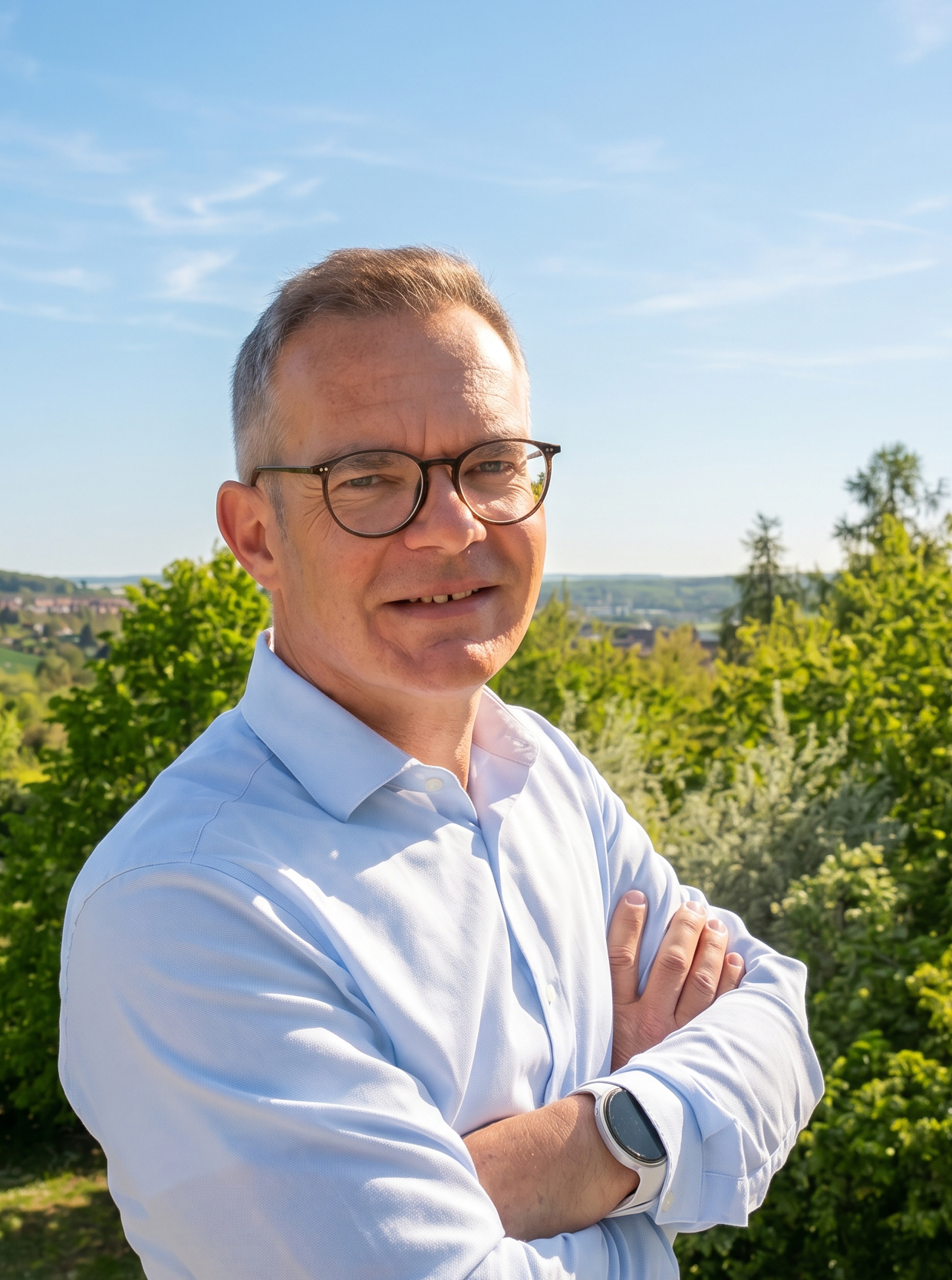 Ingo Süß vor blauem Himmel und grüner Landschaft — Geschäftsführer Gera-Web GmbH, Kandidat Bündnis Gera